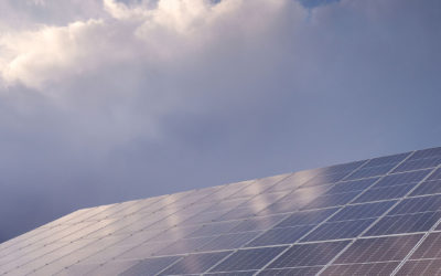 ¿Cómo trabajan las placas solares en días nublados?