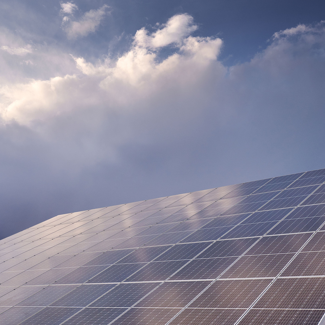 Placas solares en días nublados
